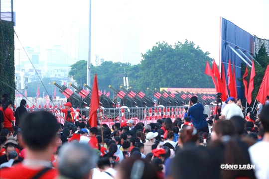 Biển người háo hức trước nghi thức bắn 21 phát đại bác mở màn lễ diễu binh, diễu hành