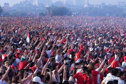“Biển người” ở Mỹ Đình rộn ràng cảm xúc trong ngày Quốc khánh 2/9