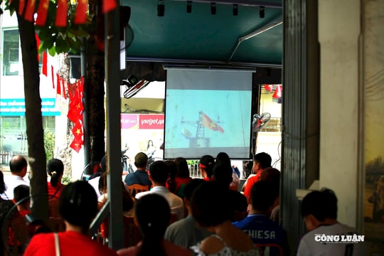 Quán cà phê thành 'quảng trường thu nhỏ' trong ngày Quốc khánh 2/9