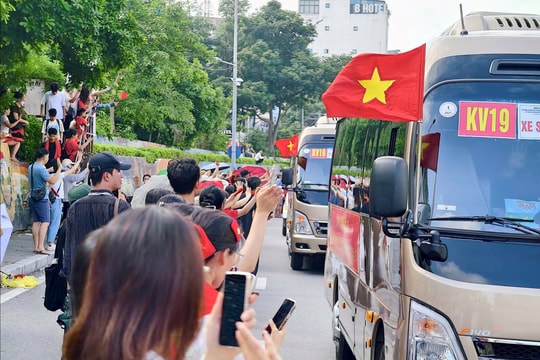 Người dân nghẹn ngào, xúc động khi chia tay các khối diễu binh sau lễ kỷ niệm 80 năm Quốc khánh
