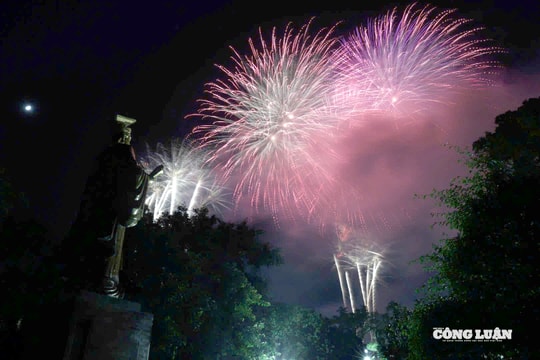 Hà Nội rực sáng pháo hoa mừng Quốc khánh