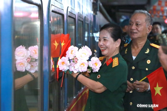Người dân nghẹn ngào tiễn bước những người lính A80 tại ga Hà Nội
