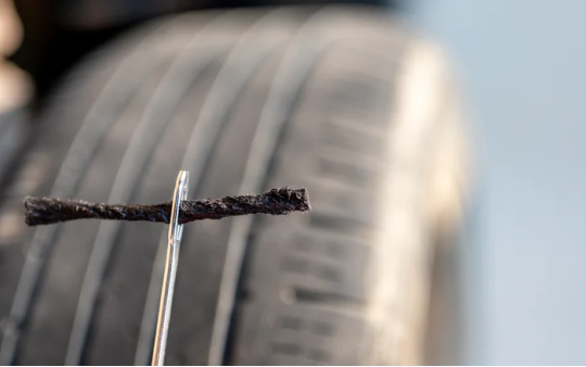 Vá lốp bằng nút hay miếng dán: hiểu đúng để chọn cách sửa an toàn nhất