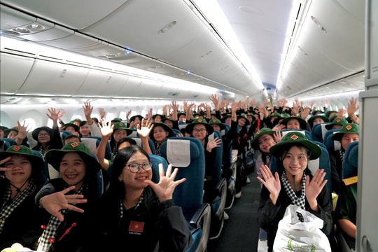 Hành trình đặc biệt: Chuyến bay Vietnam Airlines đưa hơn 360 chiến sĩ hoàn thành nhiệm vụ A80 về TP.HCM