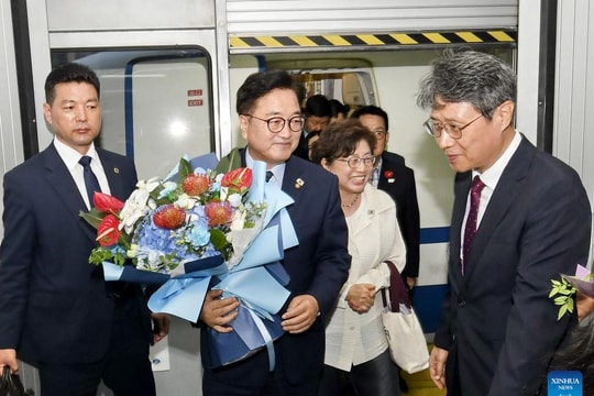 Chủ tịch Quốc hội Hàn Quốc bắt tay Nhà lãnh đạo Triều Tiên