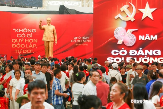 Biển người đổ về triển lãm 80 năm thành tựu, nhiều học sinh tranh thủ tham quan trước khai giảng