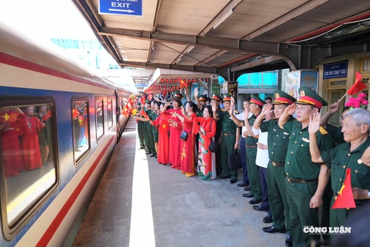 Người dân lưu luyến chia tay hơn 600 chiến sĩ tham gia nhiệm vụ A80 tại Ga Hà Nội