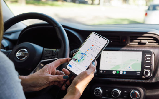 Vì sao du khách nên tránh sạc điện thoại trong xe thuê