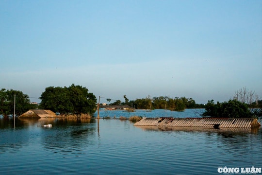 Lũ rút chậm, sinh hoạt người dân ngoại thành Hà Nội bị đảo lộn