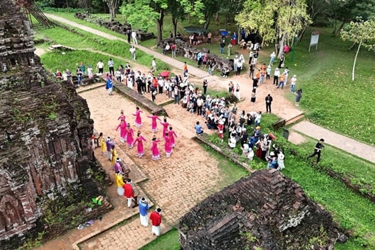 Trưng bày di sản văn hóa Việt Nam từ truyền thống đến hiện đại