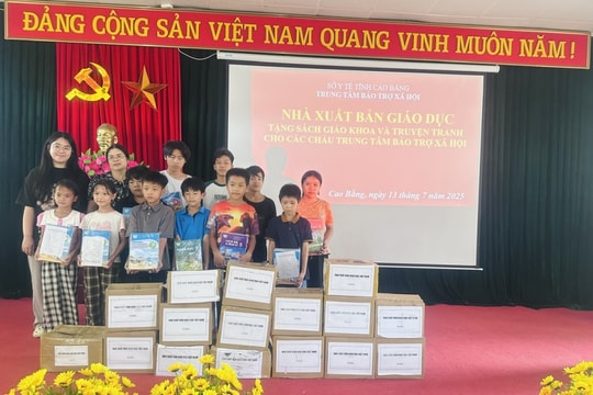 Nhà xuất bản Giáo dục Việt Nam tặng sách giáo khoa và truyện tranh cho trẻ em tỉnh Cao Bằng cho Trung tâm Bảo trợ xã hội tỉnh Cao Bằng