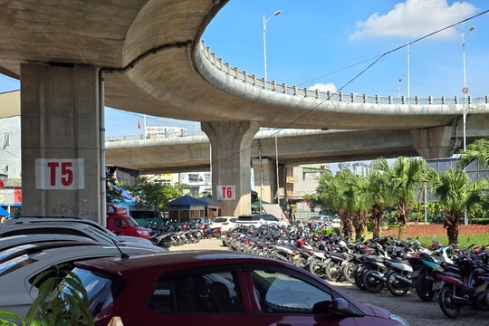 Hà Nội yêu cầu rà soát, xử lý dứt điểm các bãi trông giữ xe dưới gầm cầu