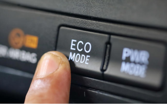 Chế độ eco trên ô tô hoạt động thế nào và khi nào nên dùng?
