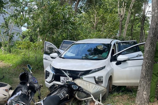 Khởi tố đối tượng cố thủ trong xe ô tô, tiêu hủy tang chứng nghi là ma túy khi bị kiểm tra