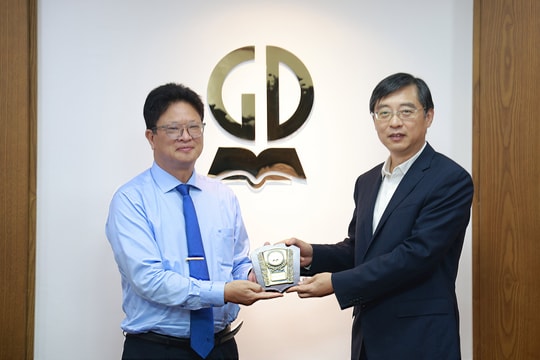 Nhà xuất bản Giáo dục Việt Nam làm việc với Tập đoàn Xuất bản và Truyền thông Phượng Hoàng, Giang Tô, Trung Quốc