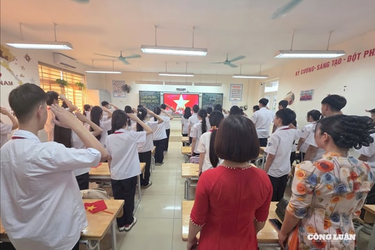 Học sinh chào cờ trực tuyến, thả chim bồ câu gửi ước mơ trong ngày khai giảng