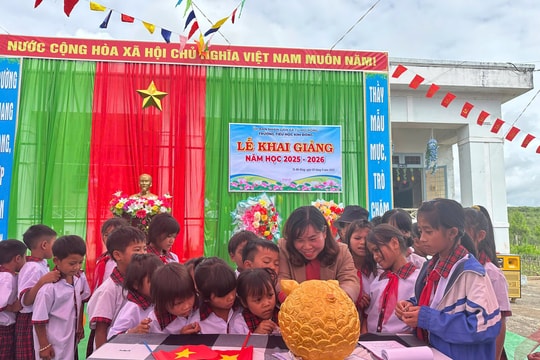 Quảng Ngãi: Trường vùng cao nuôi heo đất gây quỹ cho học sinh nghèo, mồ côi