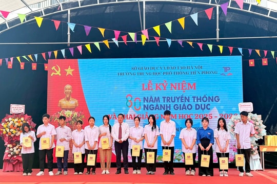 Tặng sách, trao học bổng và phát động cuộc thi 'Đến với Con đường tương lai' dịp khai giảng năm học mới