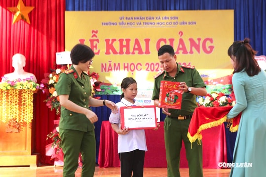 Công an xã tiếp lửa cho học sinh có hoàn cảnh khó khăn đầu năm học mới