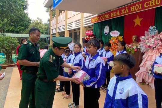 Gia Lai: Trao gần 1,6 tỷ đồng cho học sinh biên giới trong lễ khai giảng năm học mới