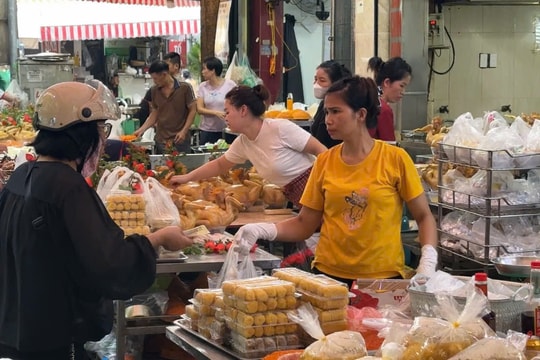 'Chợ nhà giàu' Hà Nội nhộn nhịp ngày Rằm tháng 7