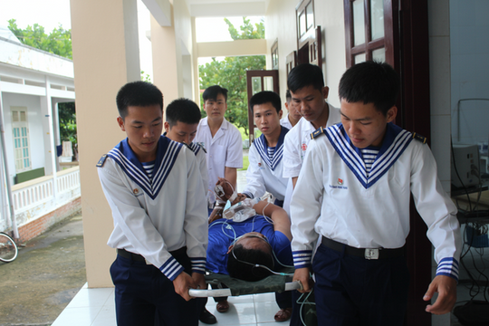 Ngư dân Lý Sơn hôn mê, suy đa tạng sau khi lặn sâu hơn 40m, cấp cứu khẩn ở Trường Sa