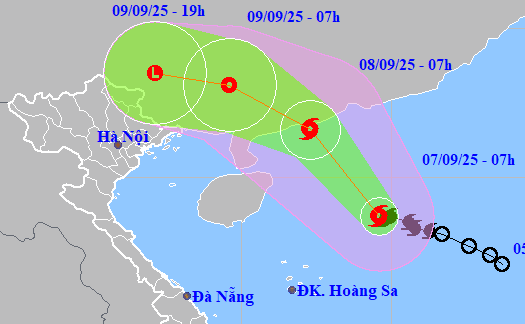 Bão số 7 ít dịch chuyển, cảnh báo gió giật cấp 13 trên Biển Đông