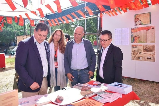 Báo Nhân Dân tham dự Hội báo Avante, Bồ Đào Nha