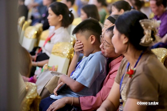 Khoảnh khắc xúc động trong đêm Vu Lan báo hiếu