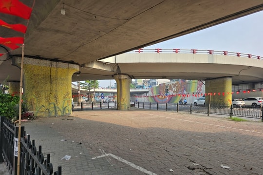 Sau 'tối hậu thư' của Hà Nội, nhiều bãi xe gầm cầu đóng cửa, trống trơn