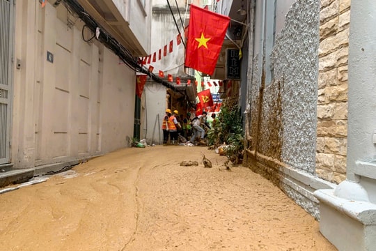 Hà Nội: Sự cố phun bùn tái diễn ở ngõ 7 phố Giang Văn Minh