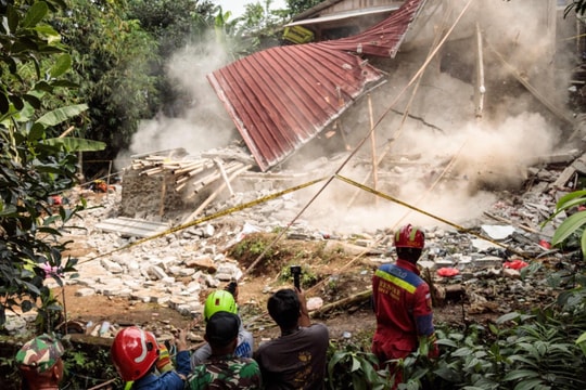 Sập nhà cộng đồng ở Indonesia, nhiều người thương vong