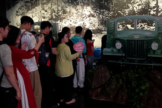 Trải nghiệm lái xe không kính tại Triển lãm thành tựu đất nước