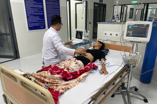 Bác sĩ đầu ngành bay ra Côn Đảo cứu bệnh nhân 17 tuổi chấn thương nặng