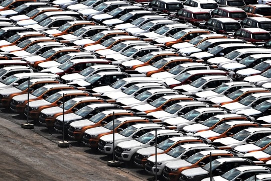 Lao dốc tháng 8, nhập khẩu ô tô vẫn kịp cán mốc 3 tỷ USD