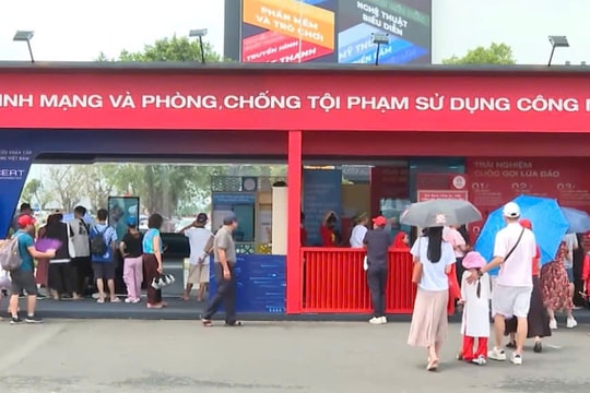 Người dân được 'trải nghiệm' cảnh báo tội phạm tại Triển lãm thành tựu đất nước