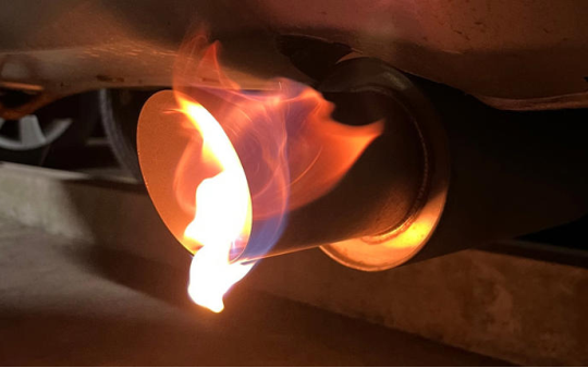 Xe bị nổ pô có nghĩa gì và bạn nên làm gì khi gặp tình huống đó?