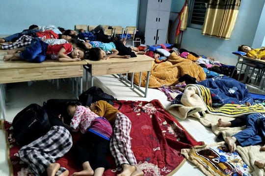 Nỗ lực ổn định nơi ăn ở, học tập cho 301 học sinh sau lũ ống bất ngờ