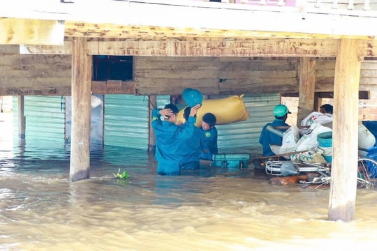 Gia Lai: Quốc lộ ách tắc do sạt lở, nhà dân bị sét đánh, ngập sâu vì nước lũ dâng cao