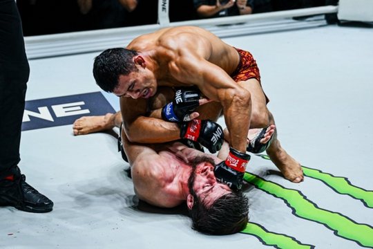 Võ sĩ Akbar Abdullaev bảo vệ thành công ngôi vô địch hạng lông ONE Championship