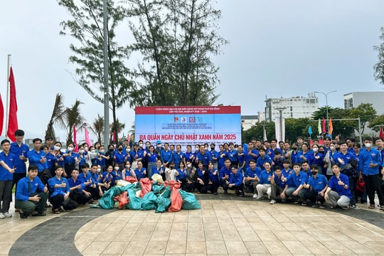 Đà Nẵng: Hơn 500 người làm sạch bãi biển trong “Ngày Chủ nhật xanh”