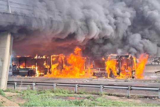 Video và hình ảnh về cuộc biểu tình 'Chặn mọi thứ' đang bùng phát khắp nước Pháp