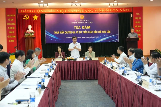 Tăng cường vai trò kênh chính thống, siết chặt quản lý báo chí trên không gian mạng