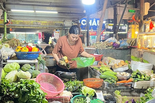 Hà Nội: Rau xanh đắt đỏ, người mua than giá cao ngang thịt lợn