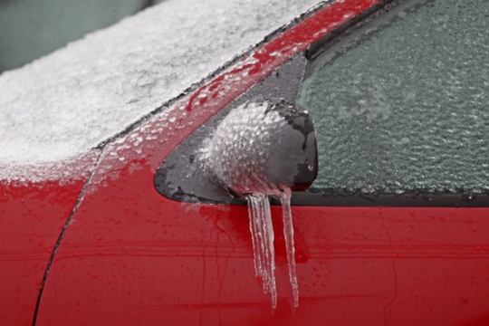 Khởi động xe trong thời tiết lạnh bằng cách làm nóng động cơ là sai lầm phổ biến