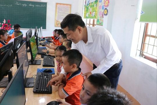 Tạm dừng sáp nhập trường tiểu học sau phản đối của phụ huynh