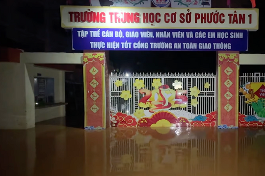 Nước lũ bất ngờ nhấn chìm sân trường, 2.700 học sinh phải nghỉ học