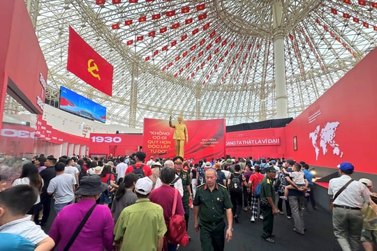 Dòng người nô nức về tham quan Triển lãm thành tựu Đất nước trong những ngày cuối