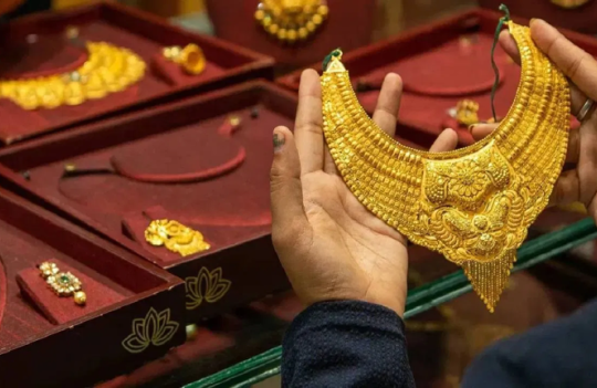 Giá vàng thế giới tăng 32% trong năm, chuyên gia lý giải cơn sốt vàng