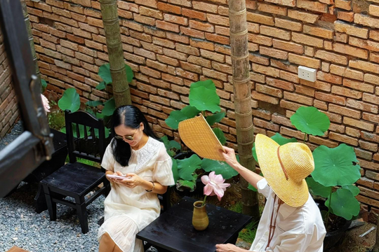 Quán cà phê tái hiện ký ức làng quê Việt với cổng làng, mái ngói rêu phong